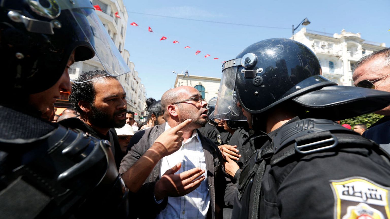 سيناريو البوعزيزي يعاد اليوم في طبربة قرب تونس العاصمة