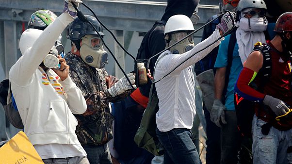 Venezuelalı göstericiler polislere içi 'insan dışkısı' dolu şişeler fırlattı Venezuelalı göstericiler polislere içi 'insan dışkısı' dolu şişeler fırlattı