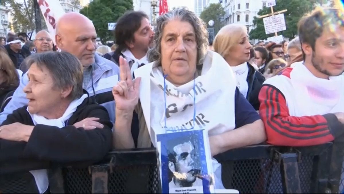 Pañuelos blancos contra la impunidad en Argentina