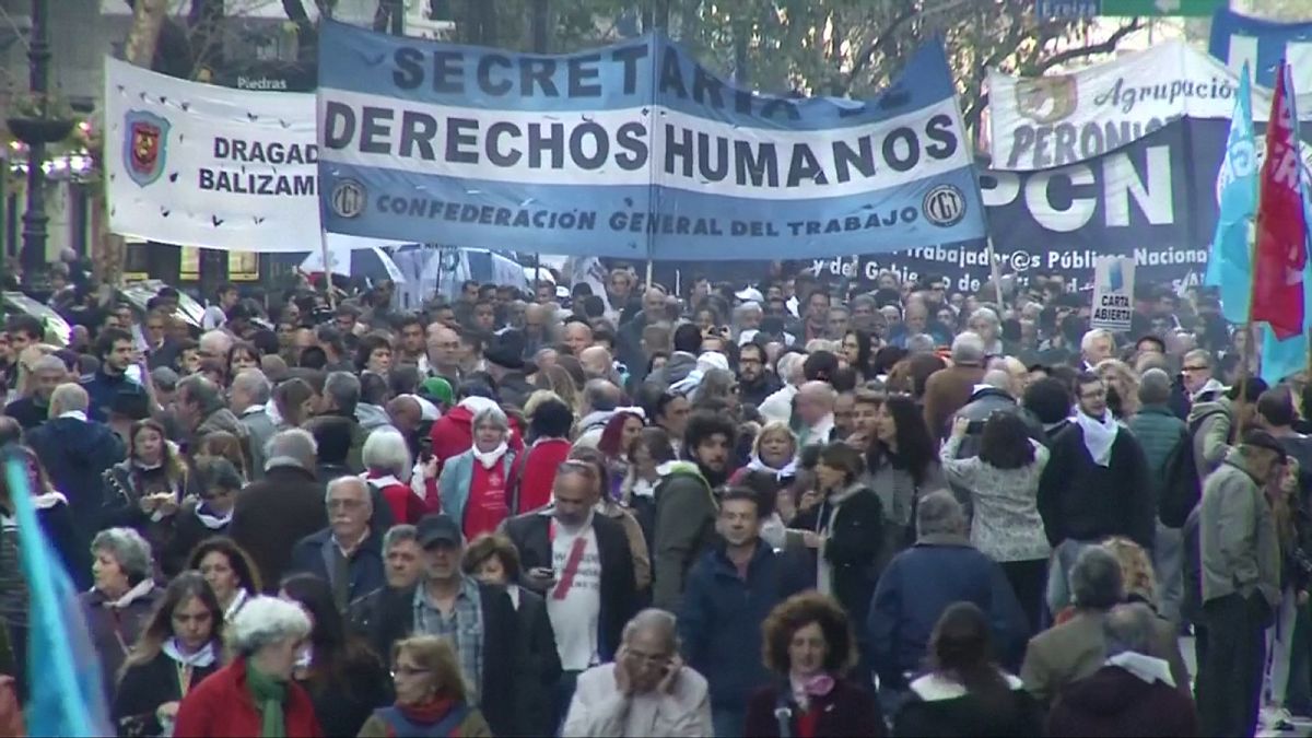 اعتراض به کاهش محکومیت یک شکنجه‌گر آرژانتینی