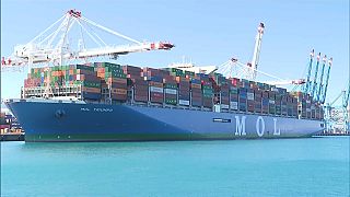 أكبر سفينة للشحن في العالم ترسو في ميناء طنجة المغربي