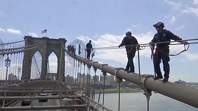 Entraînement périlleux des policiers sur le pont de Brooklyn