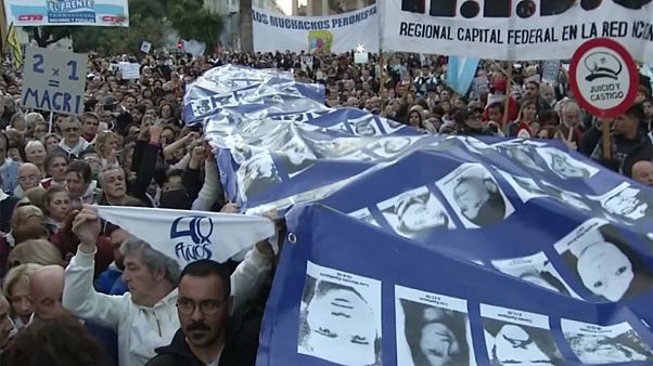 Arjantinliler, insan hakları ihlali mahkumlarını sevindiren kararı protesto etti Arjantinliler, insan hakları ihlali mahkumlarını sevindiren kararı protesto etti