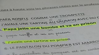 Belgio, nel testo didattico di francese per rifugiati: "Papà lancia una bomba e va in prigione"