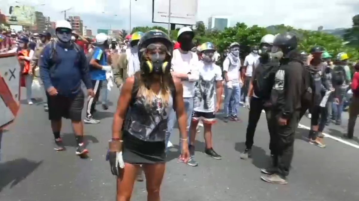 "المرأة الخارقة" تلهم المحتجين ضد مادورو