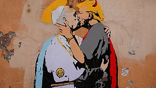 ملصق "قبلة شيطانية" بين ترامب والبابا في إيطاليا