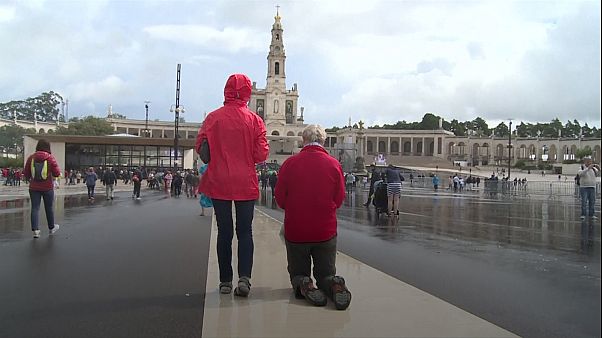 Fedeli a Fatima per i 100 anni delle apparizioni mariane Fedeli a Fatima per i 100 anni delle apparizioni mariane