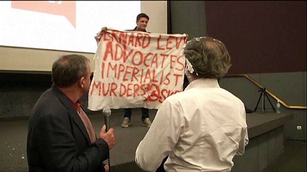 O Filósofo francês, BHL, agredido em Belgrado O Filósofo francês, BHL, agredido em Belgrado