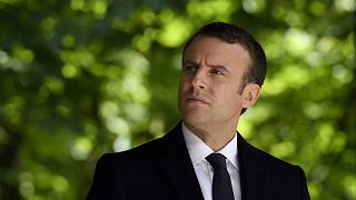 Emmanuel Macron lodato e bastonato da Bruxelles