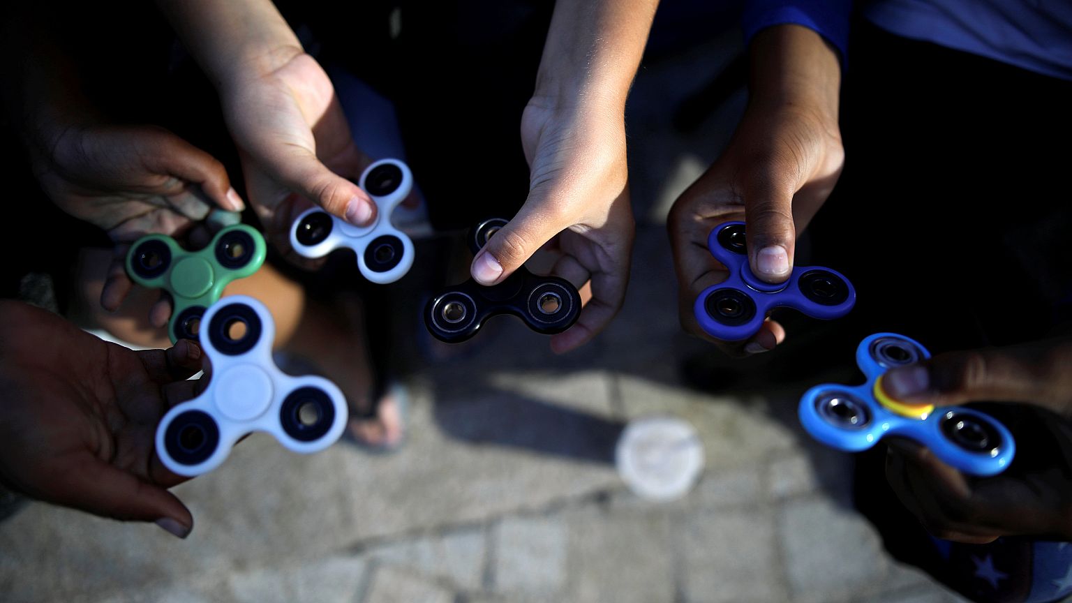 Hand spinner, le phénomène toupie débarque en France