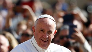 البابا فرنسيس يصل إلى البرتغال لتطويب راعيين