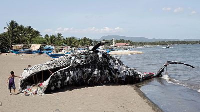 "Salviamo il mare", una balena-scultura fatta di rifiuti