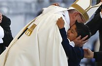 Centenário das Aparições: Francisco abraça Lucas, a criança do "milagre" brasileiro