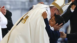 Centenário das Aparições: Francisco abraça Lucas, a criança do "milagre" brasileiro