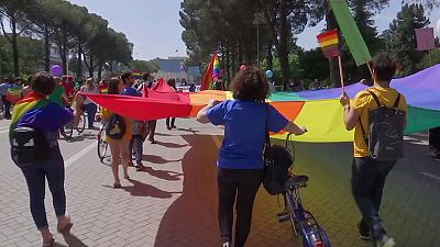 Desfile do orgulho "gay" dá cor à capital da Albânia