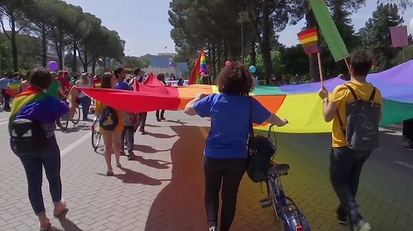 Desfile do orgulho "gay" dá cor à capital da Albânia Desfile do orgulho "gay" dá cor à capital da Albânia