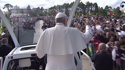 Papst Franziskus unter dem Jubel von Hunderttausend Pilgern