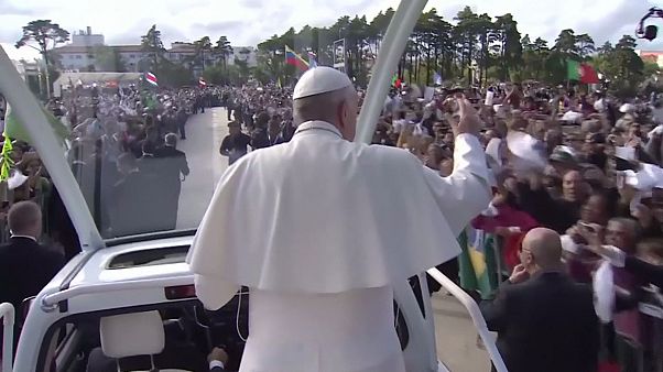 Pope Francis cheered in Fatima Pope Francis cheered in Fatima