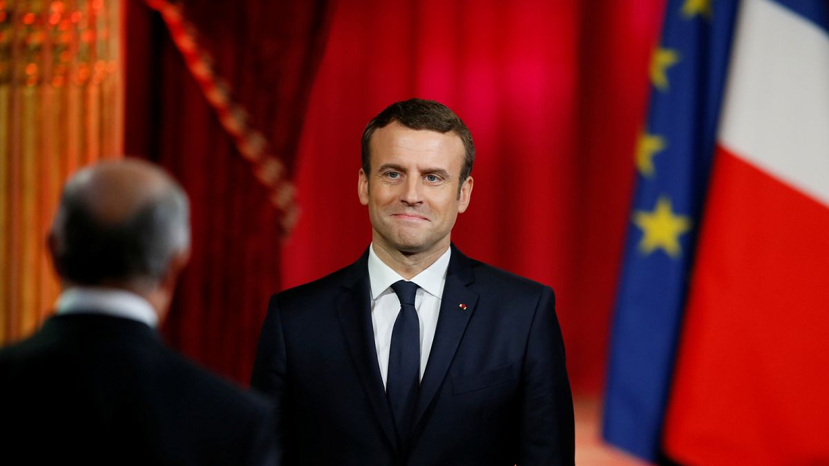 Emanuel Macron si insedia all'Eliseo. Ridare fiducia ai francesi e tornare ad essere un modello per il mondo gli ambiziosi obiettivi del suo mandato
