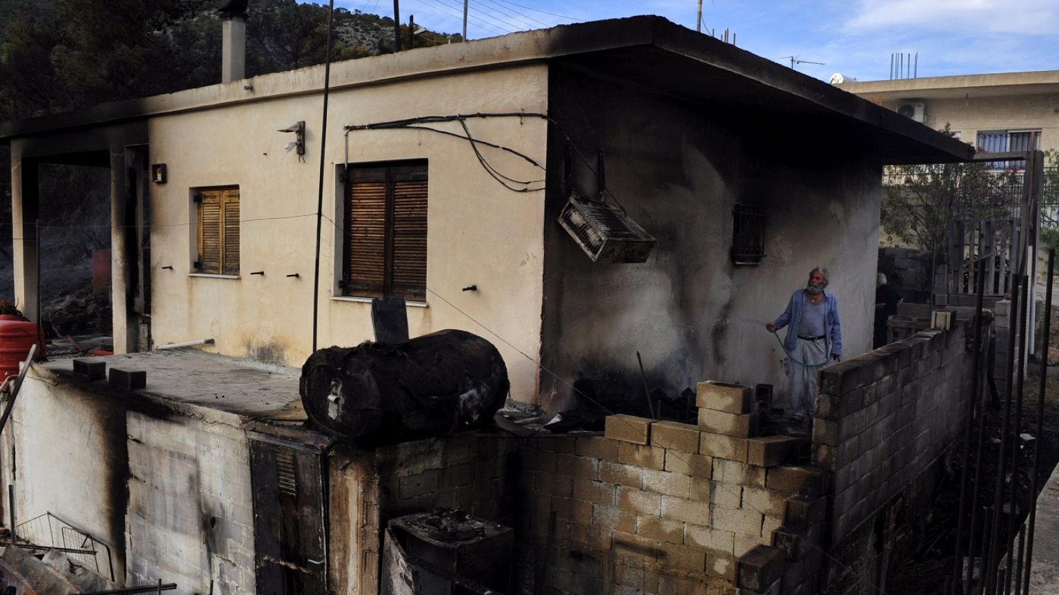 Ένας νεκρός και δύο τραυματίες μετά από φωτιά στους Αγίους Θεοδώρους