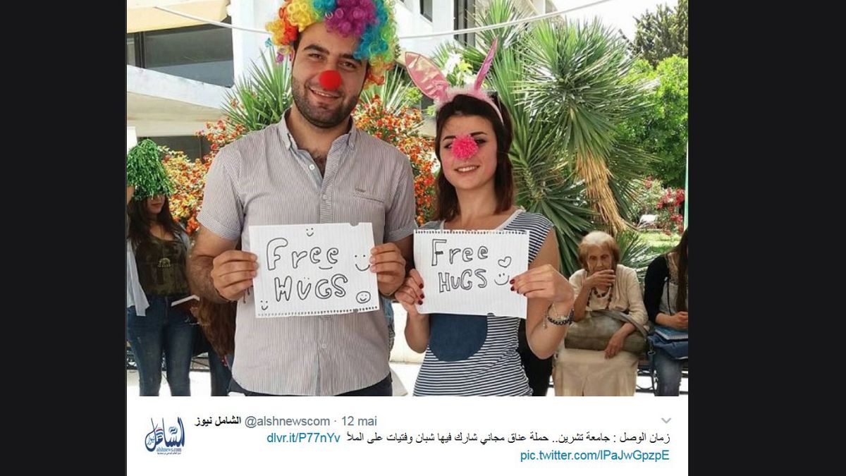 مبادرة "العناق المجاني" في اللاذقية تثير الجدل على مواقع التواصل