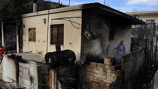 Ελλάδα: Υπό μερικό έλεγχο η πυρκαγιά στην Κορινθία – Μία γυναίκα νεκρή