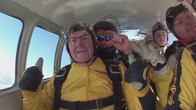(Video) Bisnonno paracadutista, si lancia a 101 anni
