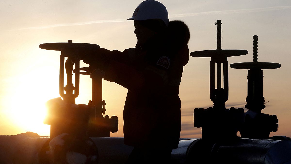 ارتفاع أسعار النفط بعد اتفاق السعودية وروسيا على تمديد اتفاق خفض الانتاج