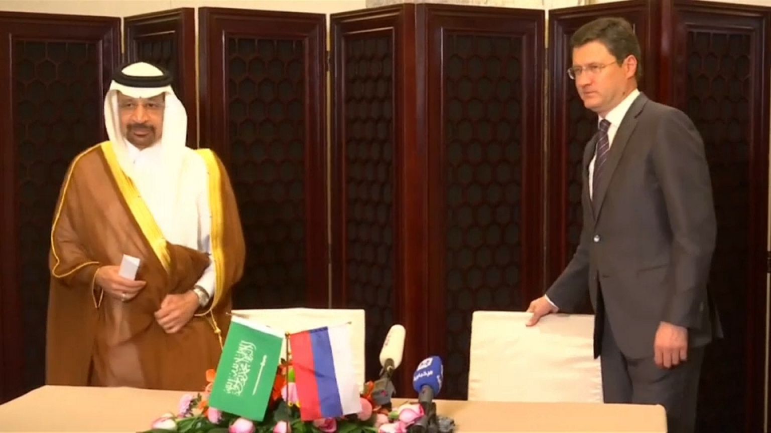Arabia Saudí y Rusia acuerdan prorrogar la reducción de petróleo
