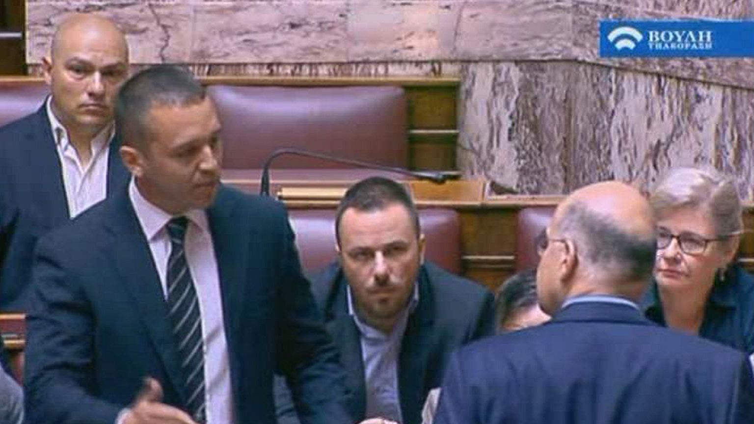 Ελλάδα: Χειροδικία Κασιδιάρη σε Δένδια στη Βουλή - BINTEO