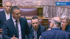 Ελλάδα: Χειροδικία Κασιδιάρη σε Δένδια στη Βουλή - BINTEO