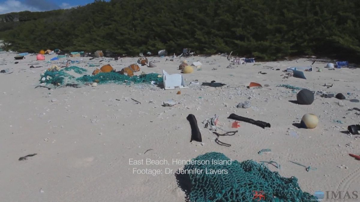 Une île envahie par les déchets plastiques