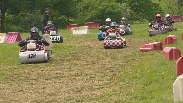 Angleterre : une incroyable course de tondeuses à gazon Angleterre : une incroyable course de tondeuses à gazon