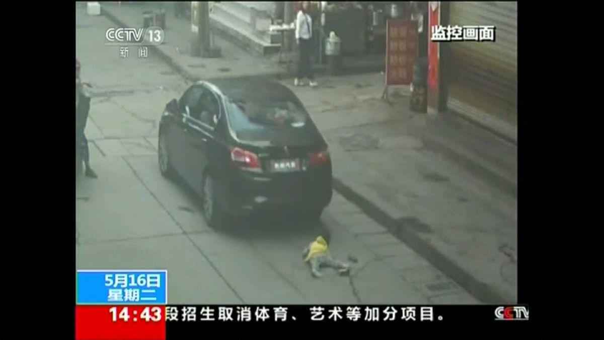نجاة طفلة صينية من موت محقق بعد سقوطها تحت عجلات سيارة