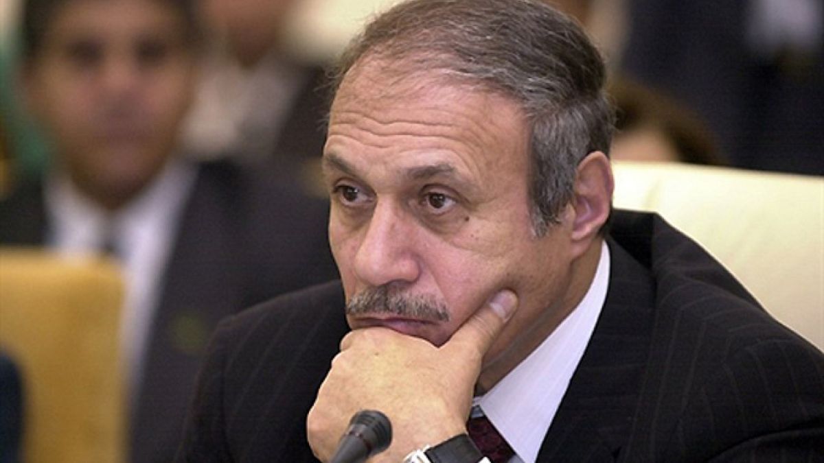 وزير الداخلية المصري الأسبق "حبيب العادلي" هاربا رسميا من العدالة