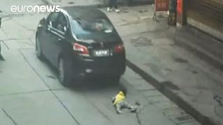 Una niña se salva de un atropello en China