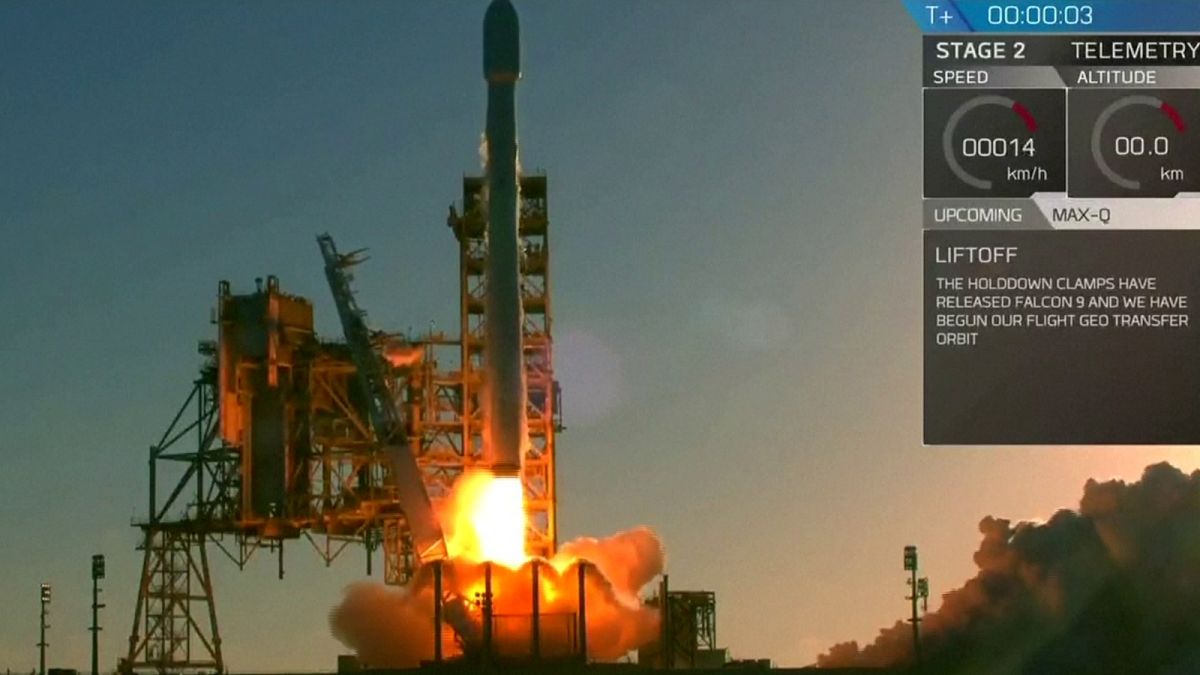 США: компания SpaceX запустила ракету со спутником связи