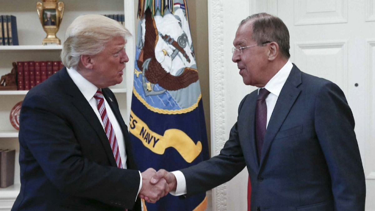 Trump defende o ter passado informações confidenciais a russos