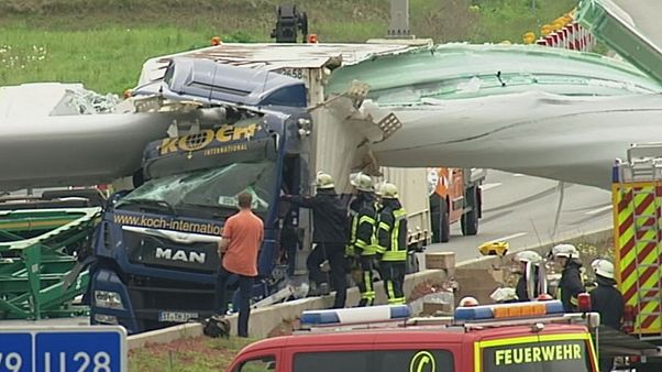 Allemagne : une éolienne s'effondre sur l'autoroute, un blessé Allemagne : une éolienne s'effondre sur l'autoroute, un blessé