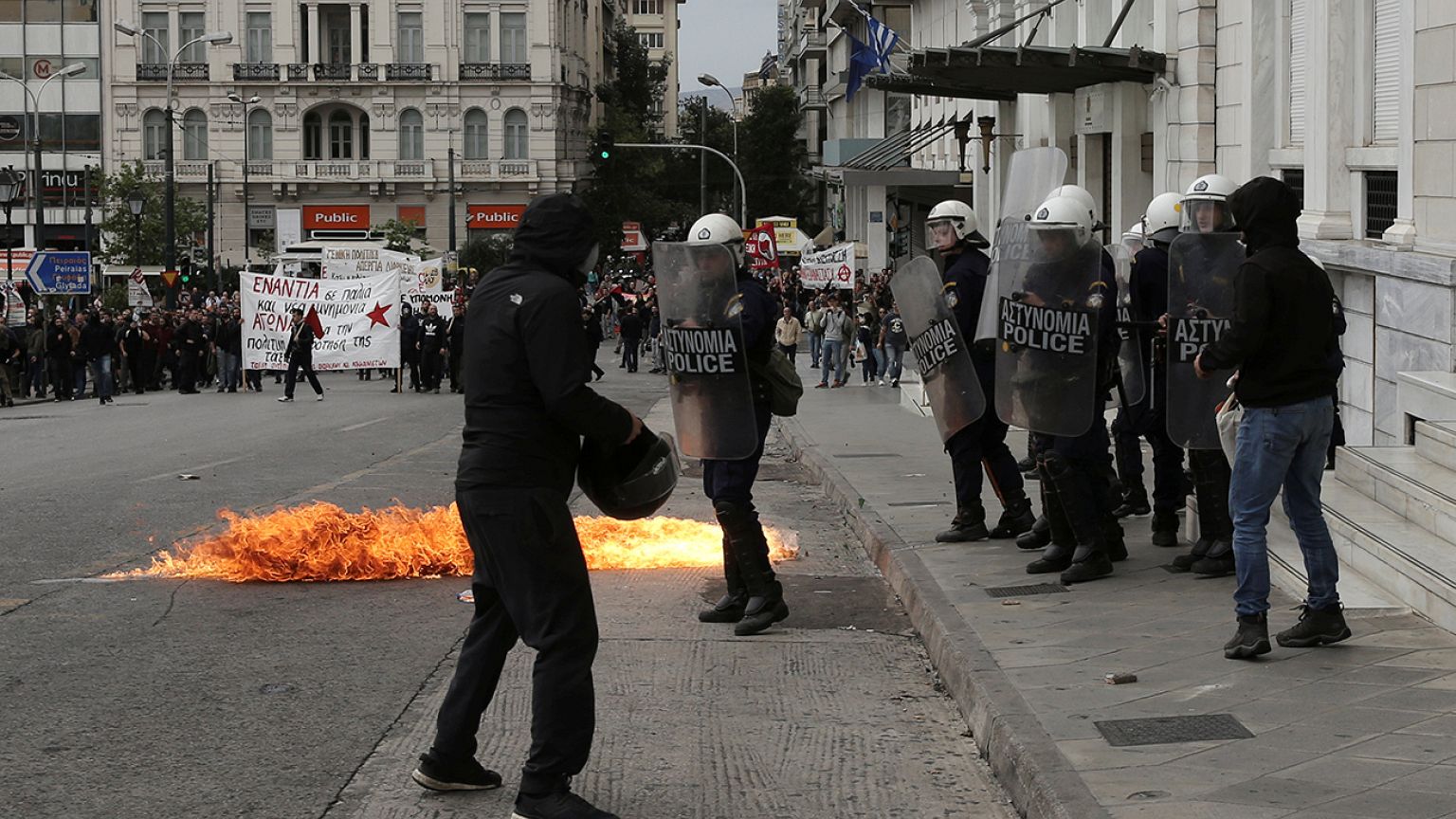 Επεισόδια μεταξύ αστυνομίας και ομάδας κουκουλοφόρων στο Σύνταγμα