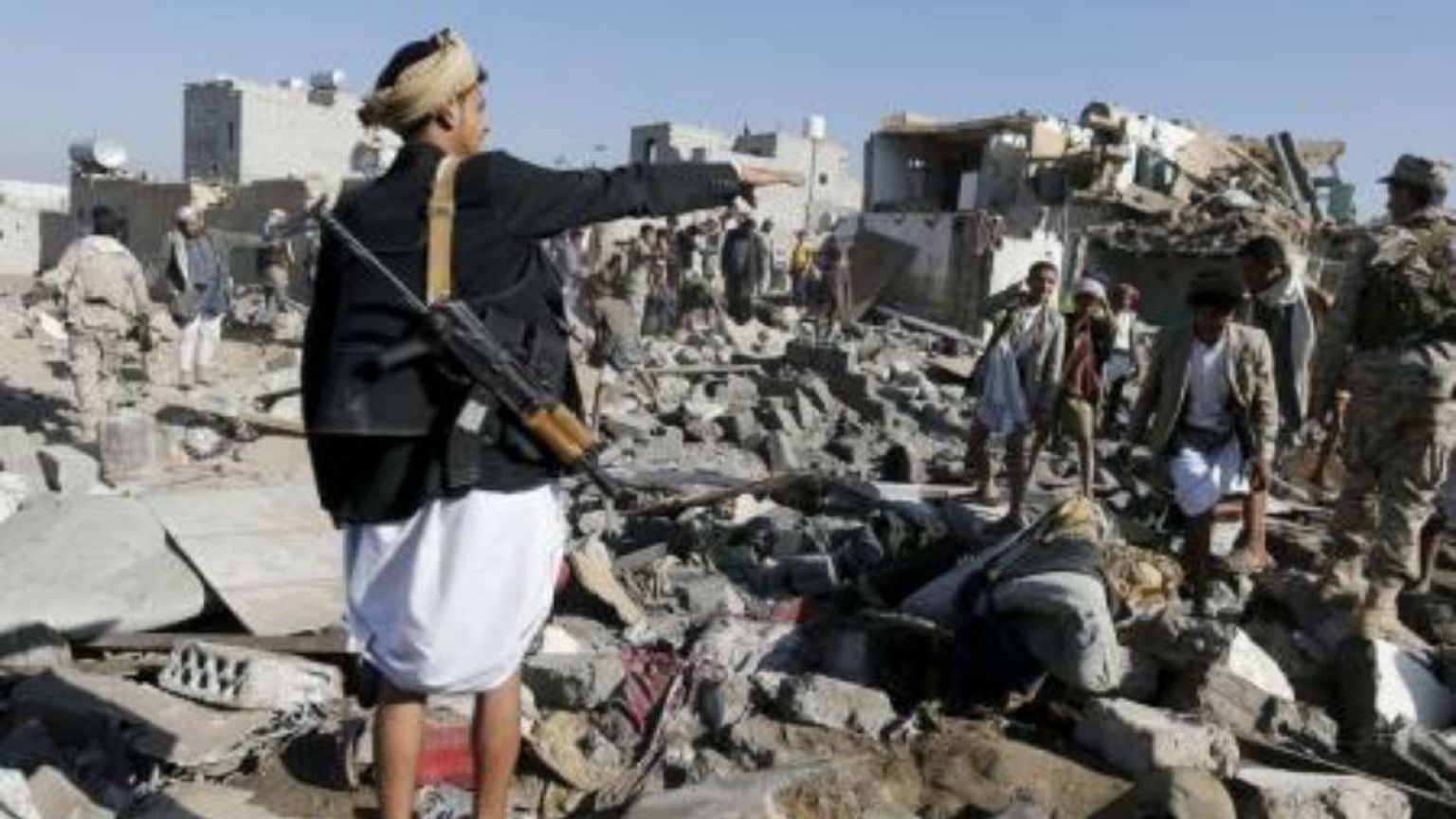 مقتل أكثر من 20 مدنياً بينهم أطفال بغارة للتحالف العربي