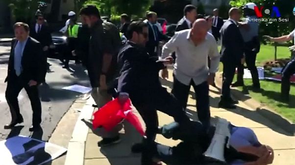 Presença de Erdoğan provoca distúrbios em Washington. Presença de Erdoğan provoca distúrbios em Washington.