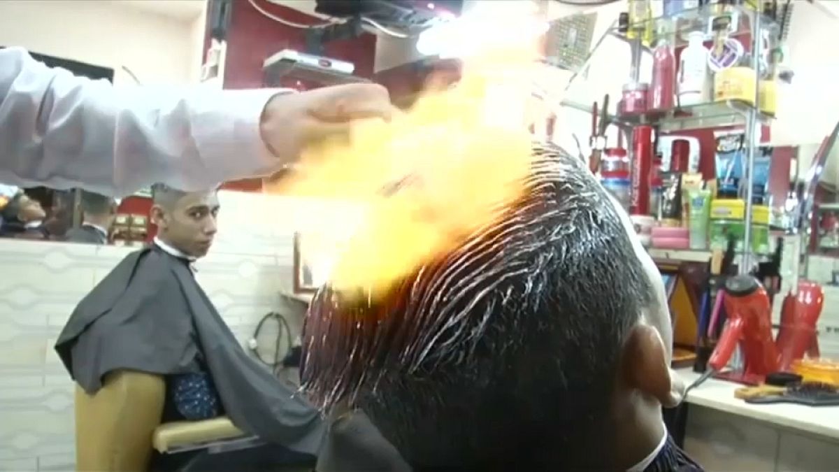 حلاق مصري يستخدم "النار" لتصفيف الشعر