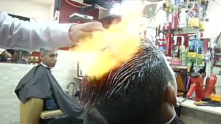 حلاق مصري يستخدم "النار" لتصفيف الشعر