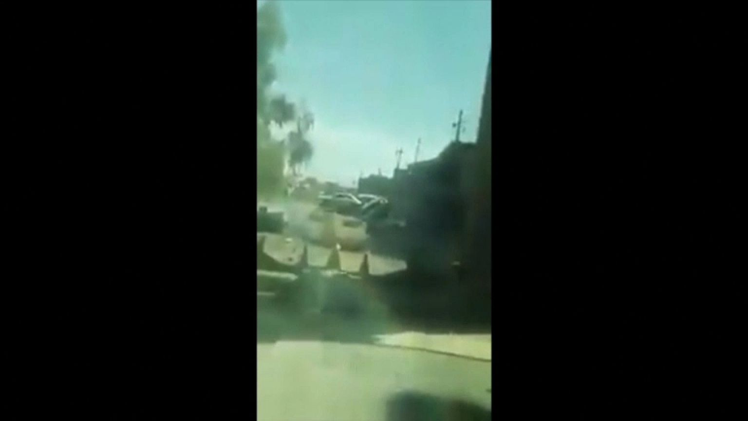 لحظة انفجار سيارة مفخخة بعد اصطدامها بجرافة عسكرية