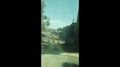 لحظة انفجار سيارة مفخخة بعد اصطدامها بجرافة عسكرية
