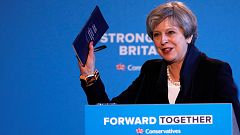 Rekordon Theresa May miniszterelnök népszerűsége