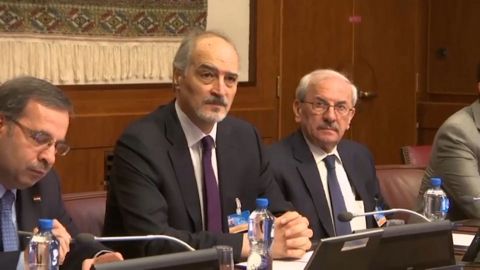 المعارضة والنظام السوريين يوافقان على دراسة مقترح دي ميستورا لتشكيل دستور جديد