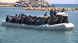 خفر السواحل الإيطاليون ينقذون مهاجرين غير شرعيين قبالة ليبيا