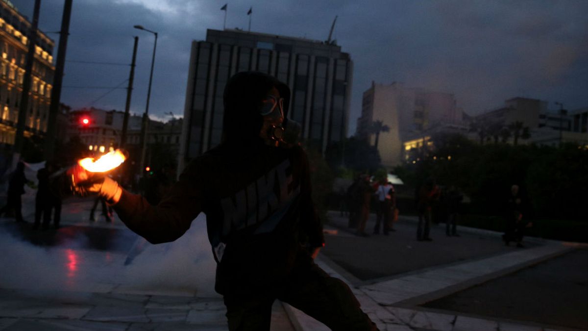 تظاهرات مستمری بگیران یونانی و پرتاب کوکتل مولوتف به سوی پلیس